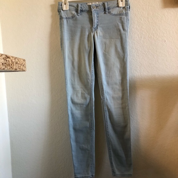 Hollister Lightwash Skinny Jeans - Picture 1 of 4